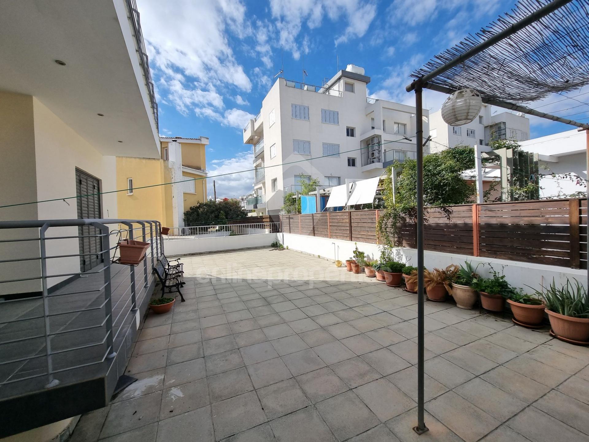 To change image, hover mouse over thumbnails below