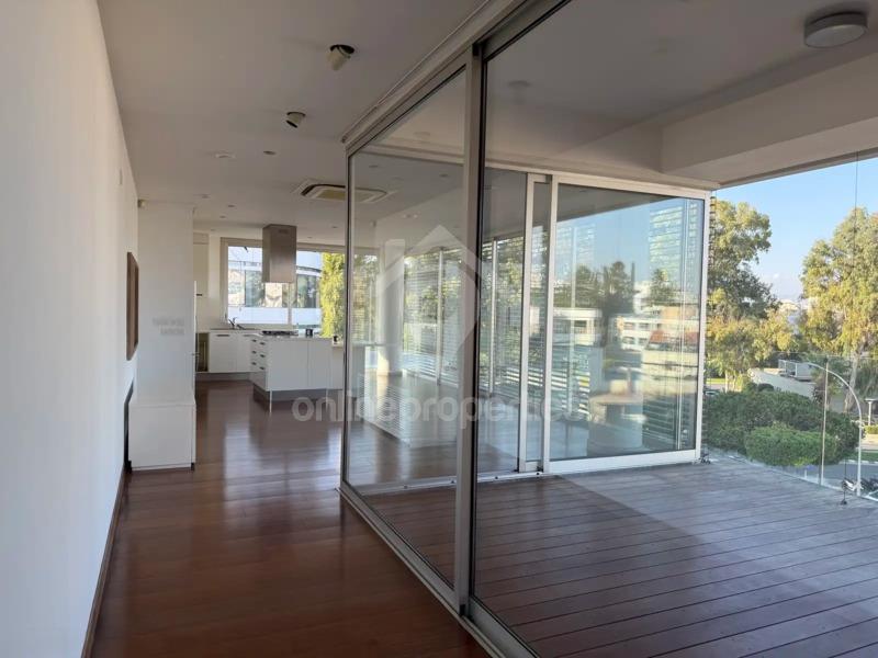 To change image, hover mouse over thumbnails below