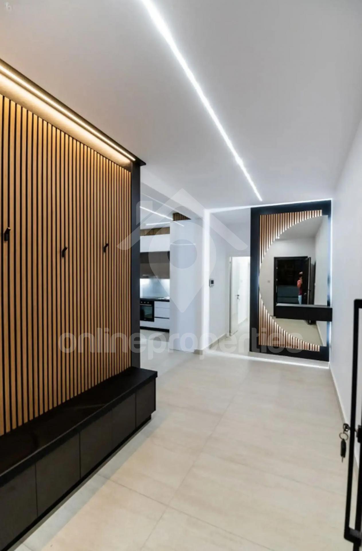 To change image, hover mouse over thumbnails below