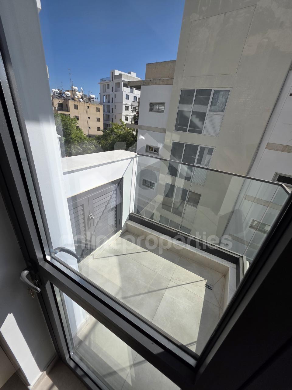 To change image, hover mouse over thumbnails below