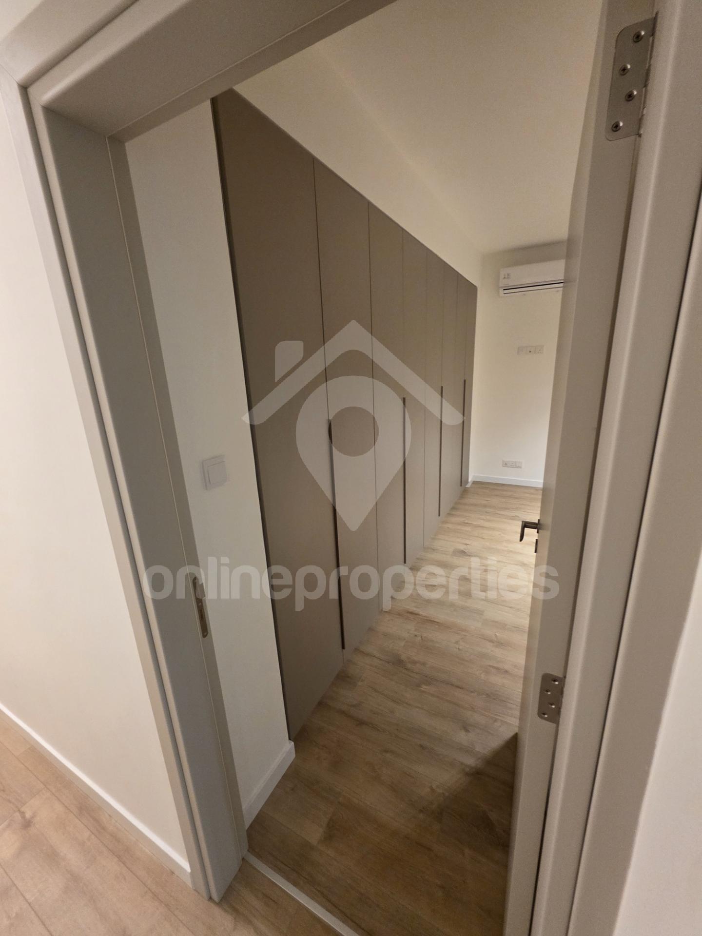 To change image, hover mouse over thumbnails below