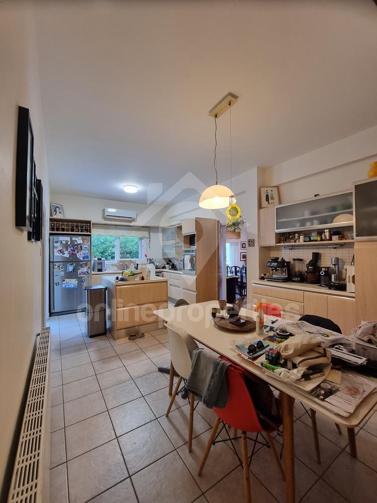 To change image, hover mouse over thumbnails below