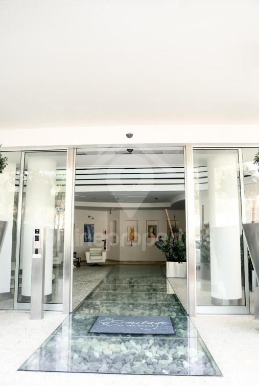 To change image, hover mouse over thumbnails below