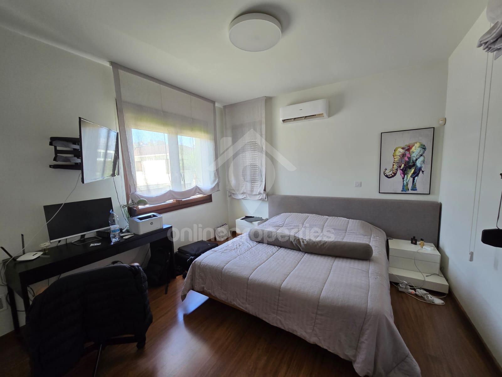 To change image, hover mouse over thumbnails below