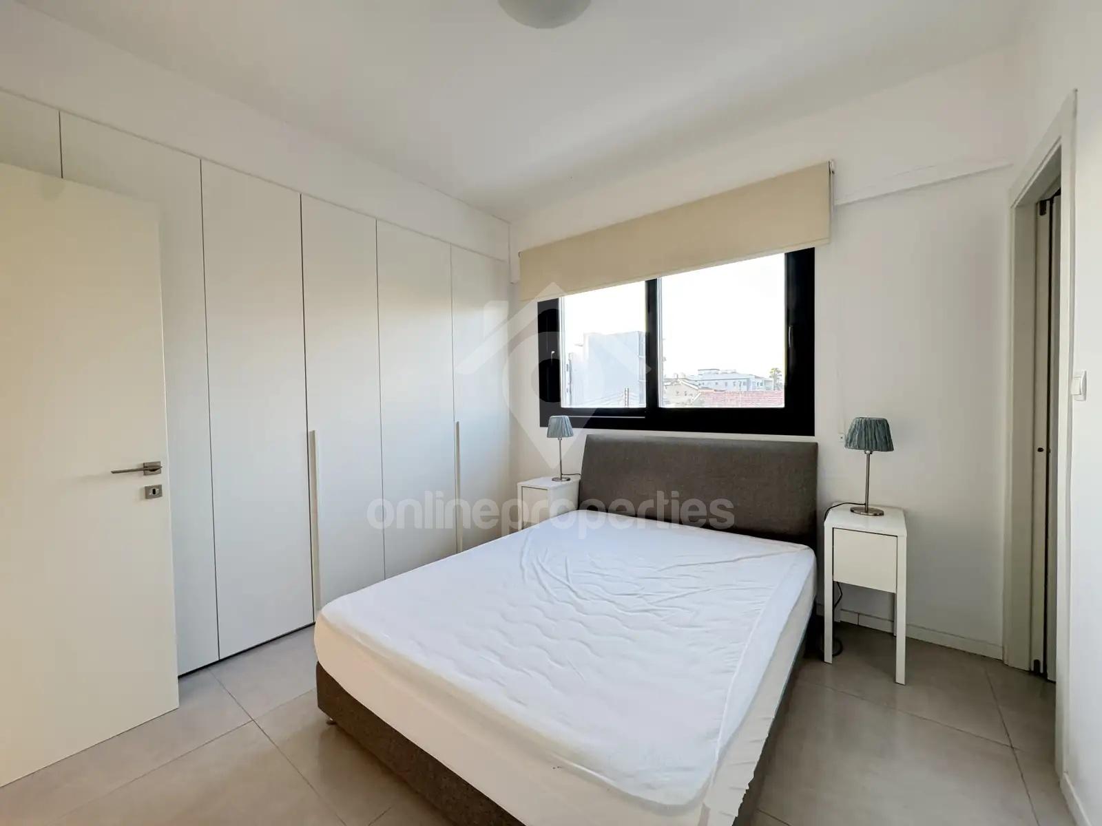 To change image, hover mouse over thumbnails below