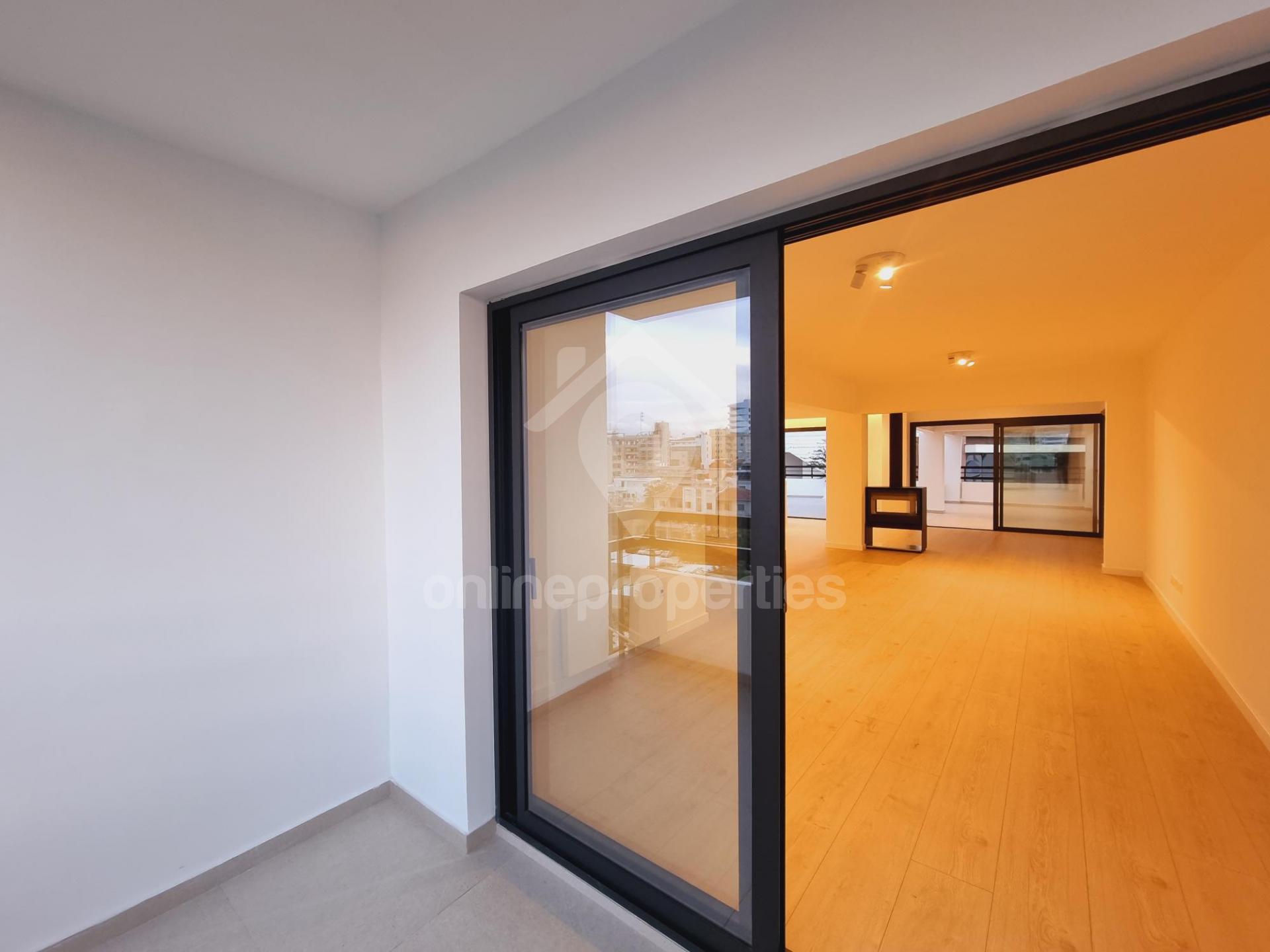 To change image, hover mouse over thumbnails below