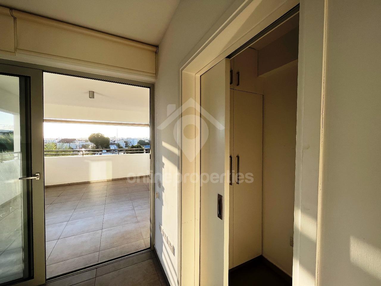 To change image, hover mouse over thumbnails below