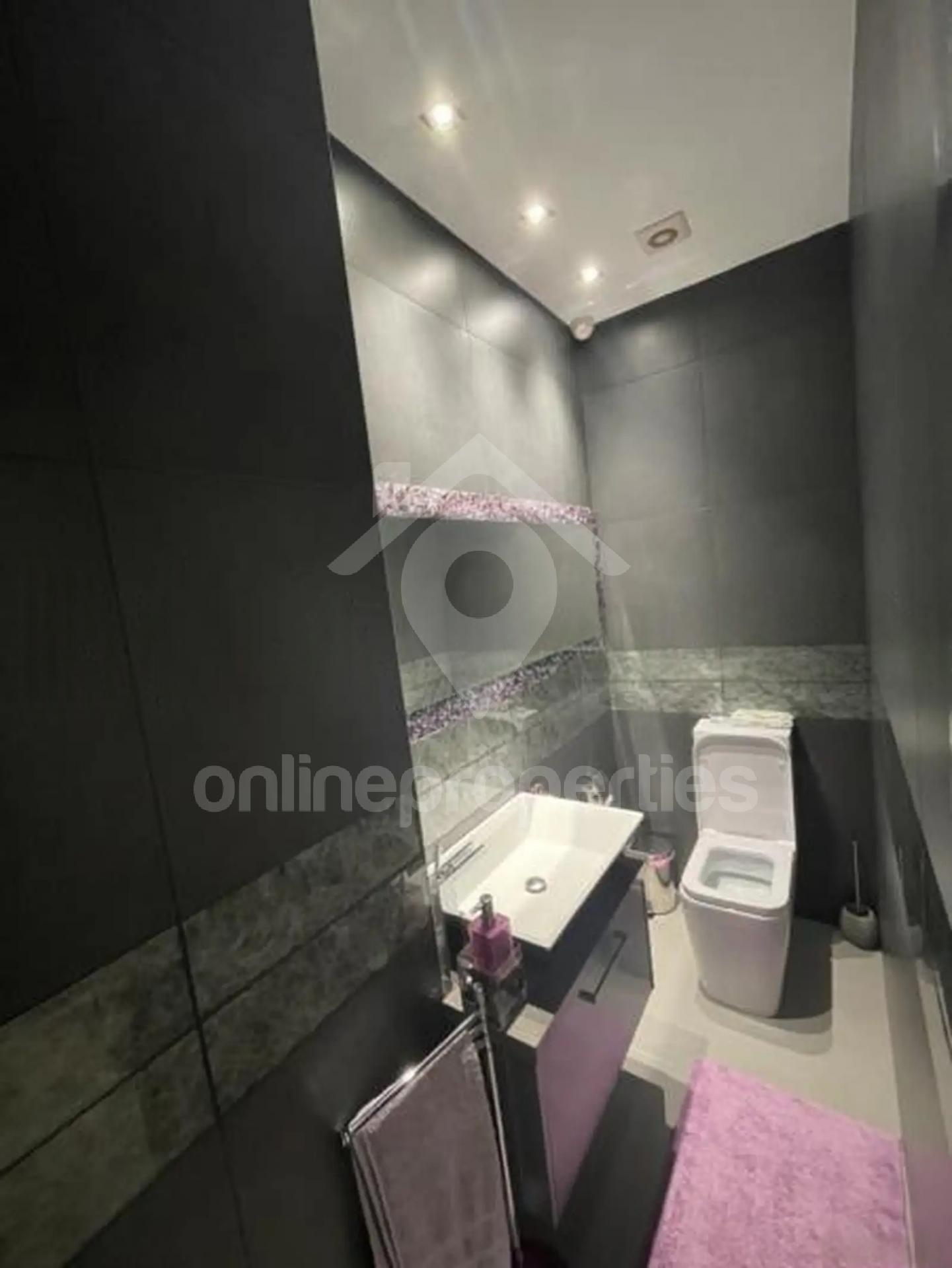 To change image, hover mouse over thumbnails below