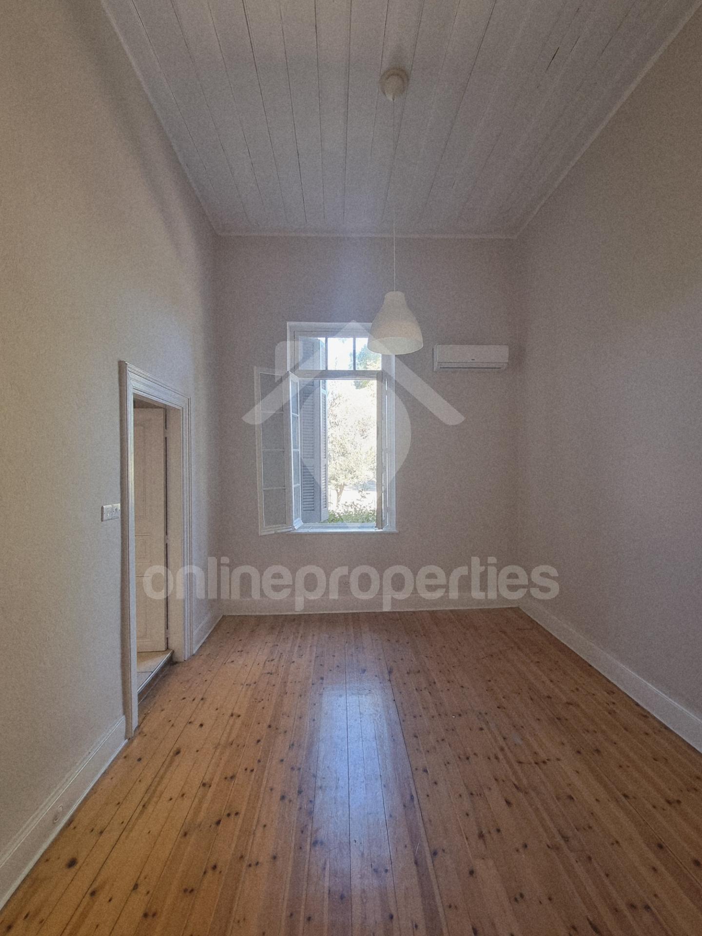 To change image, hover mouse over thumbnails below