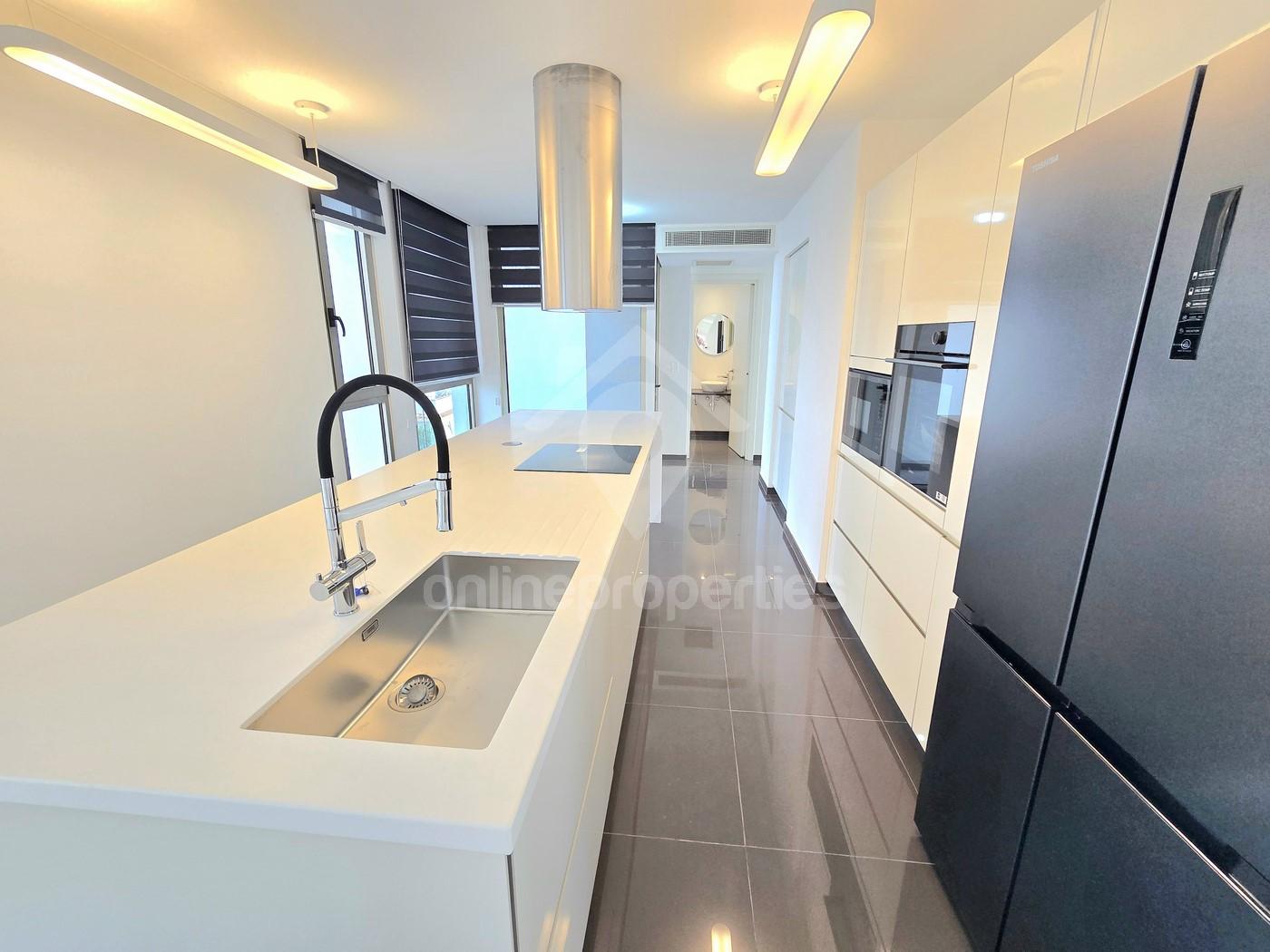 To change image, hover mouse over thumbnails below