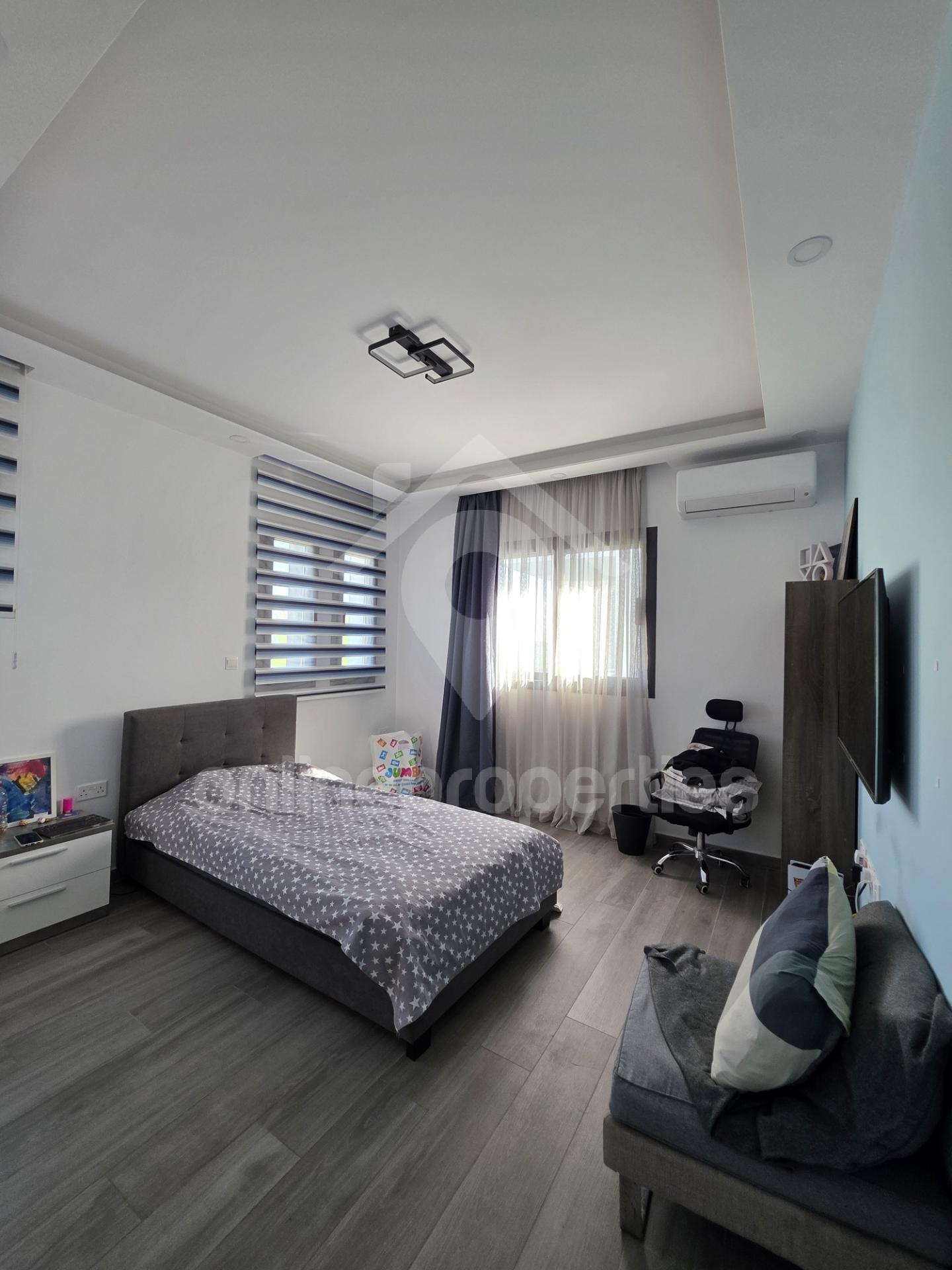 To change image, hover mouse over thumbnails below