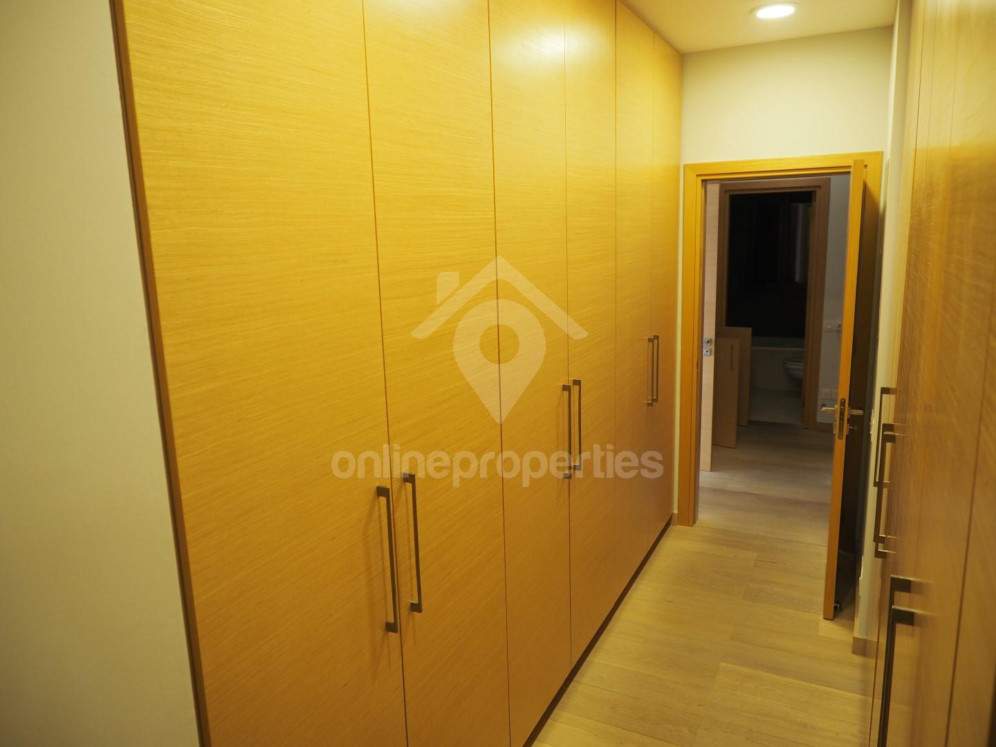 To change image, hover mouse over thumbnails below