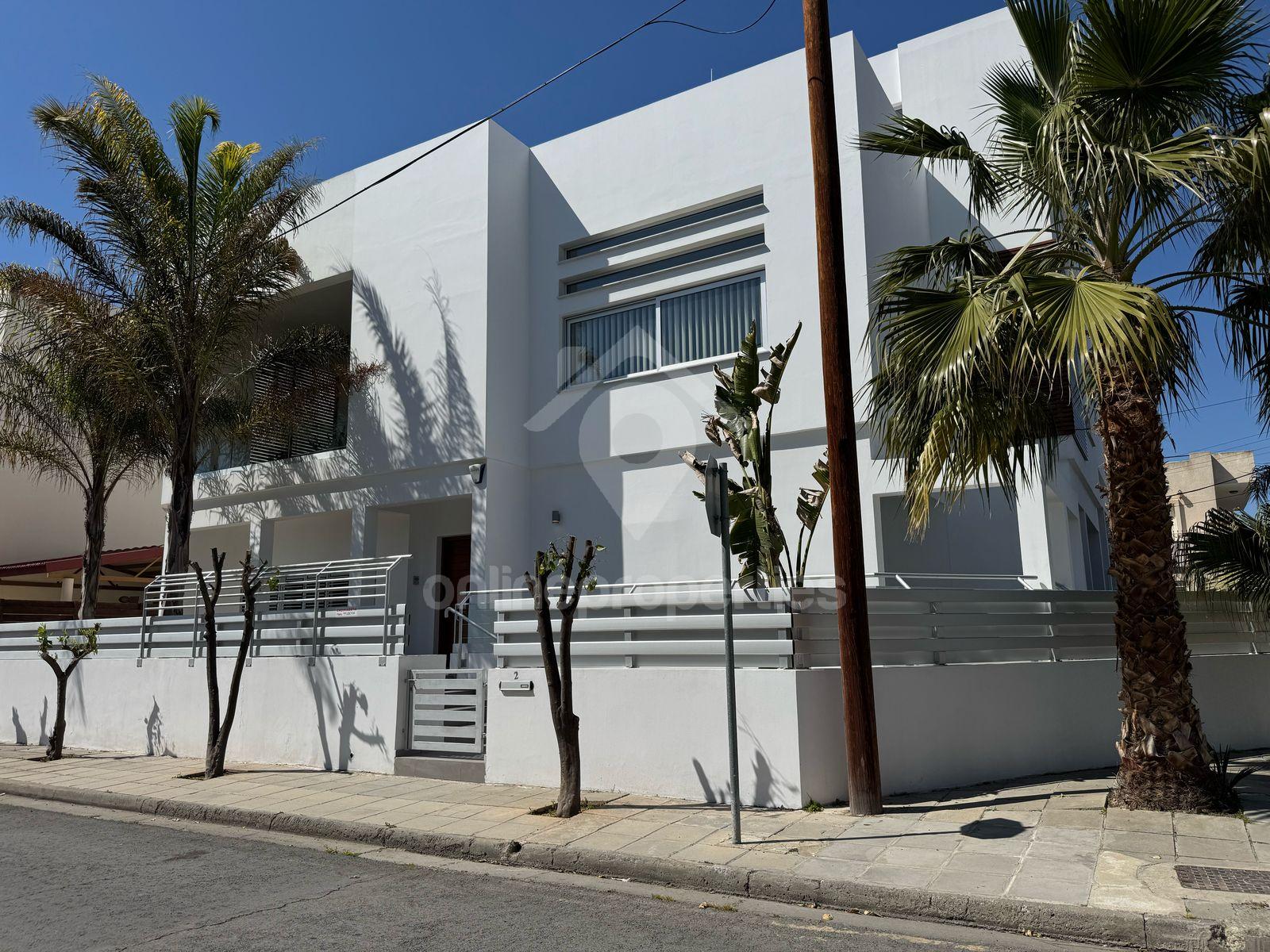 To change image, hover mouse over thumbnails below