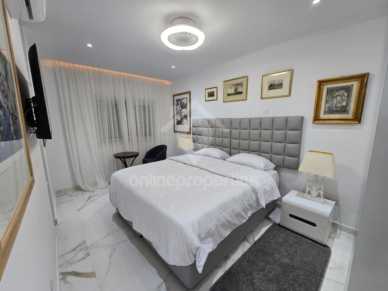 To change image, hover mouse over thumbnails below