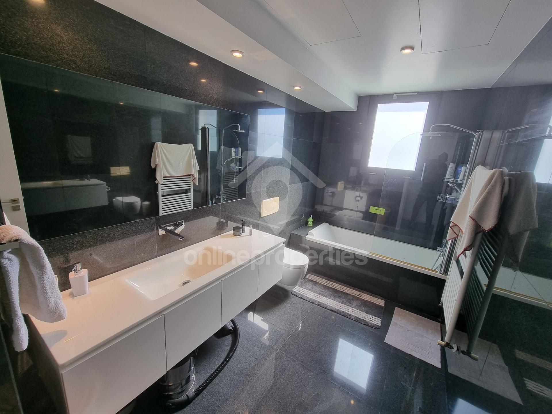 To change image, hover mouse over thumbnails below