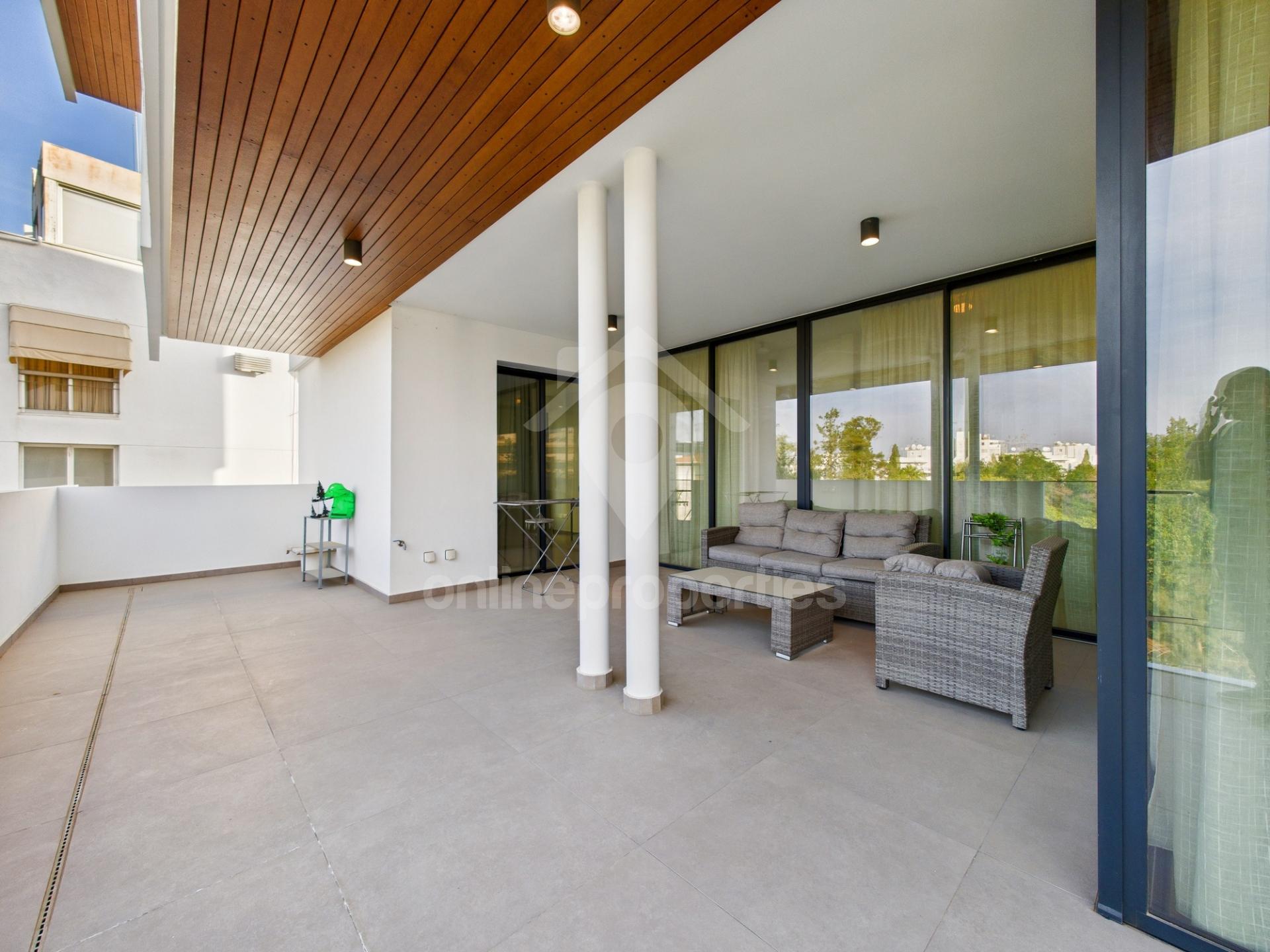 To change image, hover mouse over thumbnails below