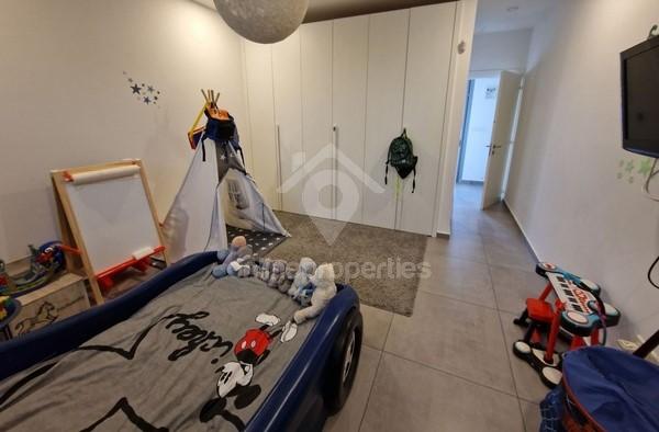 To change image, hover mouse over thumbnails below