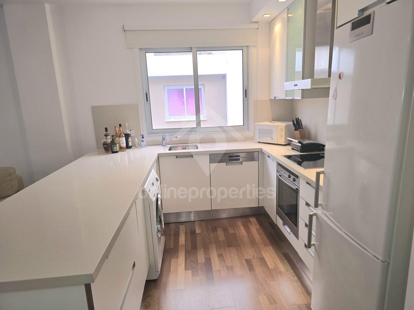 To change image, hover mouse over thumbnails below