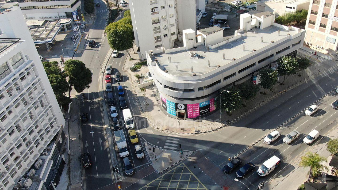 To change image, hover mouse over thumbnails below