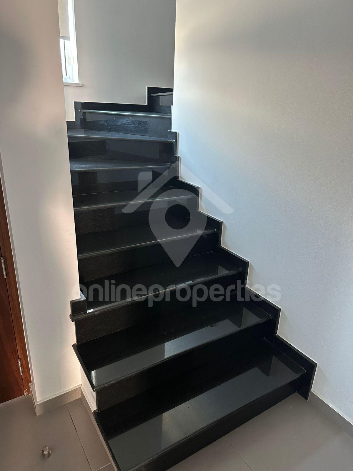 To change image, hover mouse over thumbnails below