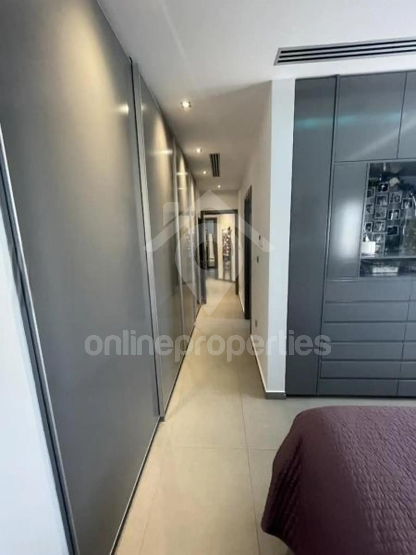 To change image, hover mouse over thumbnails below