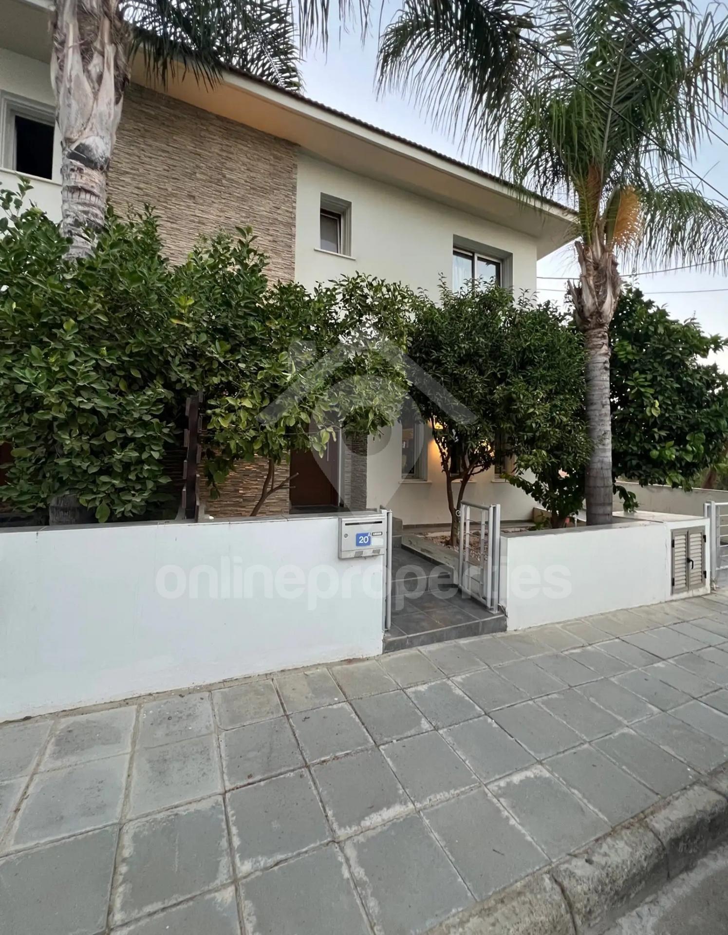 To change image, hover mouse over thumbnails below