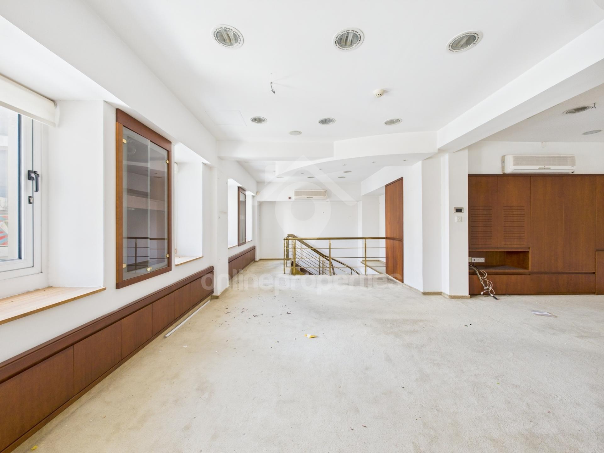 To change image, hover mouse over thumbnails below