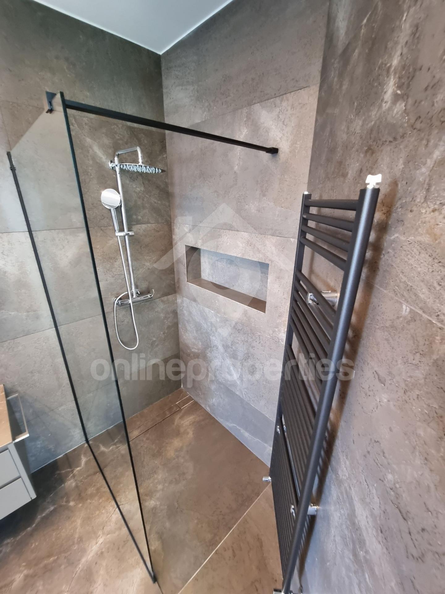 To change image, hover mouse over thumbnails below