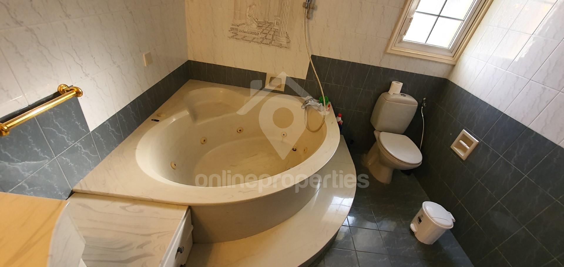 To change image, hover mouse over thumbnails below