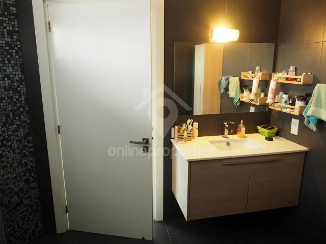 To change image, hover mouse over thumbnails below