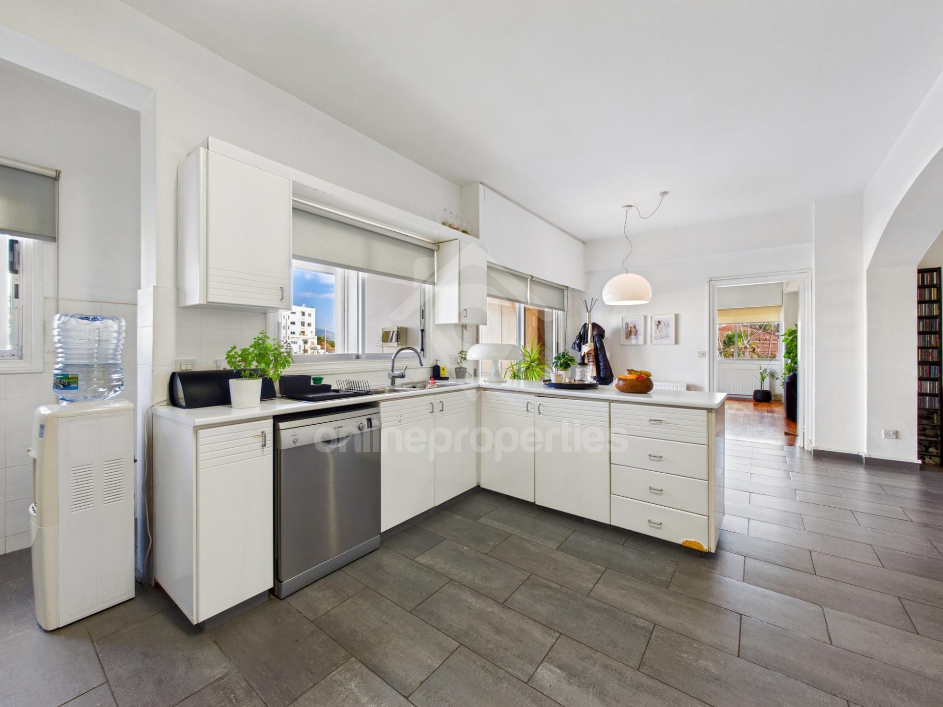 To change image, hover mouse over thumbnails below