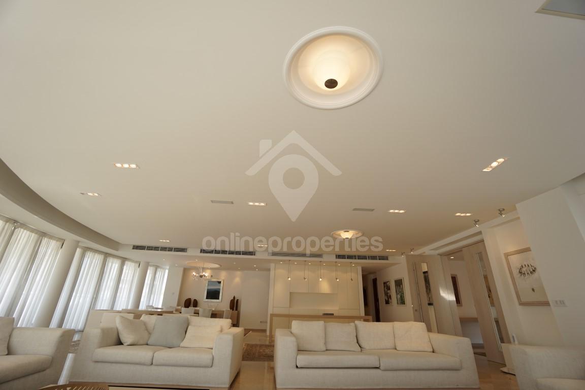 To change image, hover mouse over thumbnails below