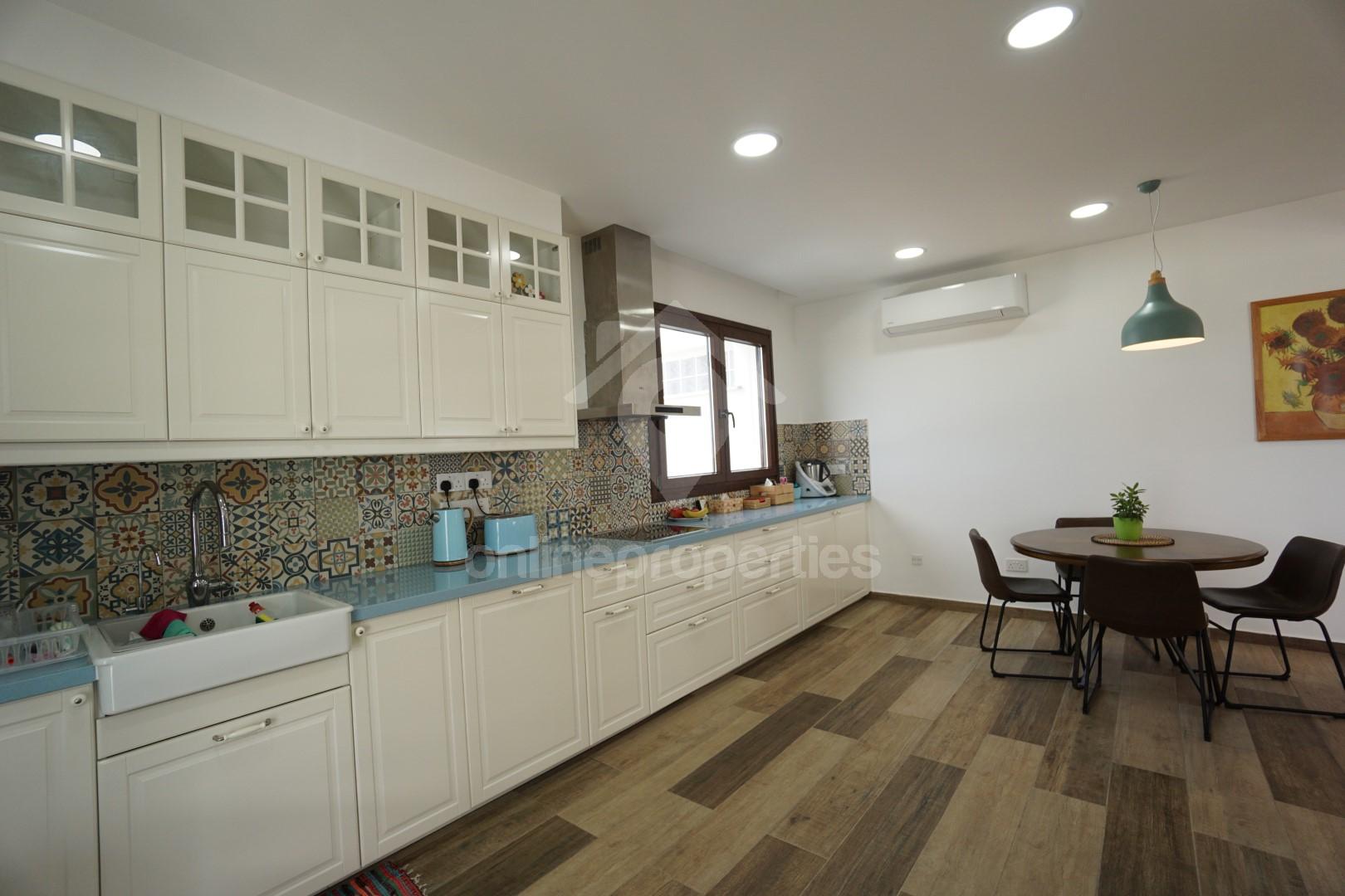 To change image, hover mouse over thumbnails below