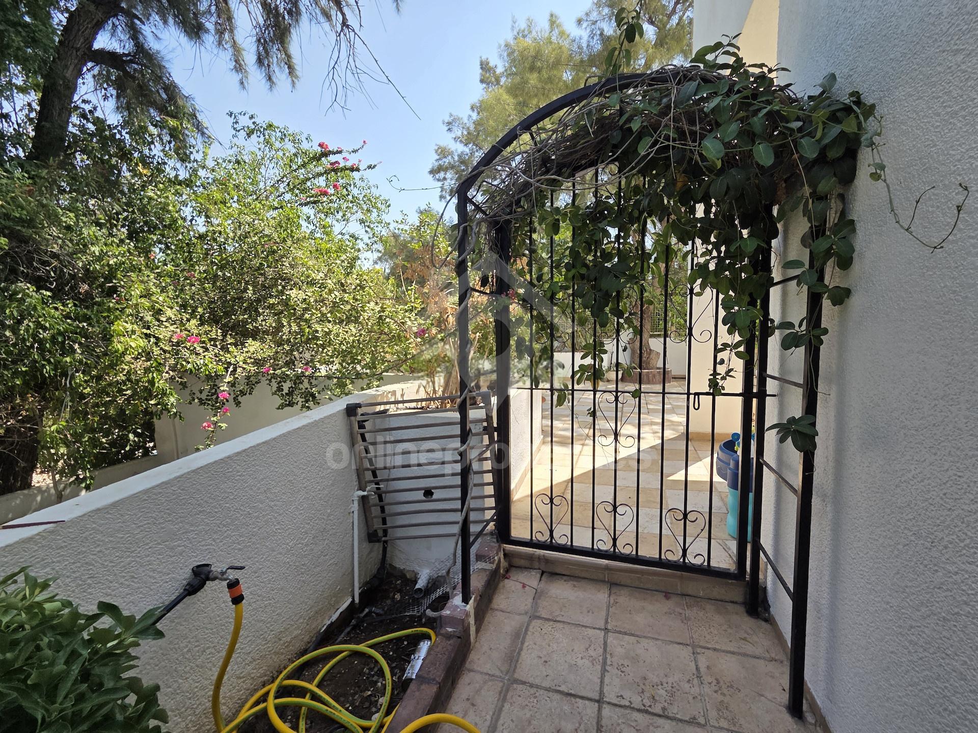 To change image, hover mouse over thumbnails below