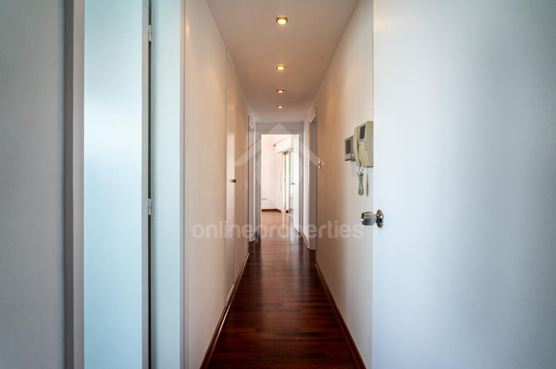 To change image, hover mouse over thumbnails below