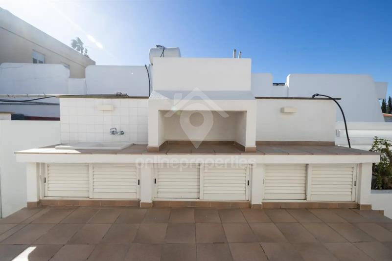 To change image, hover mouse over thumbnails below