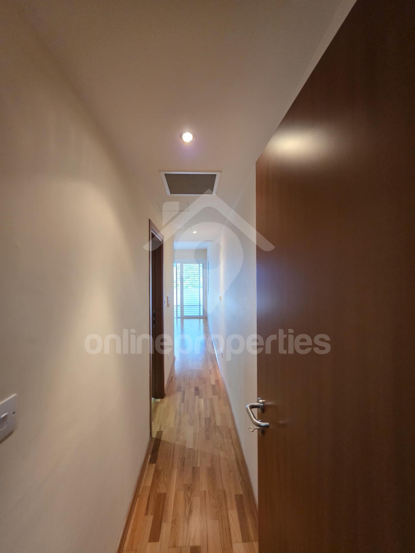 To change image, hover mouse over thumbnails below