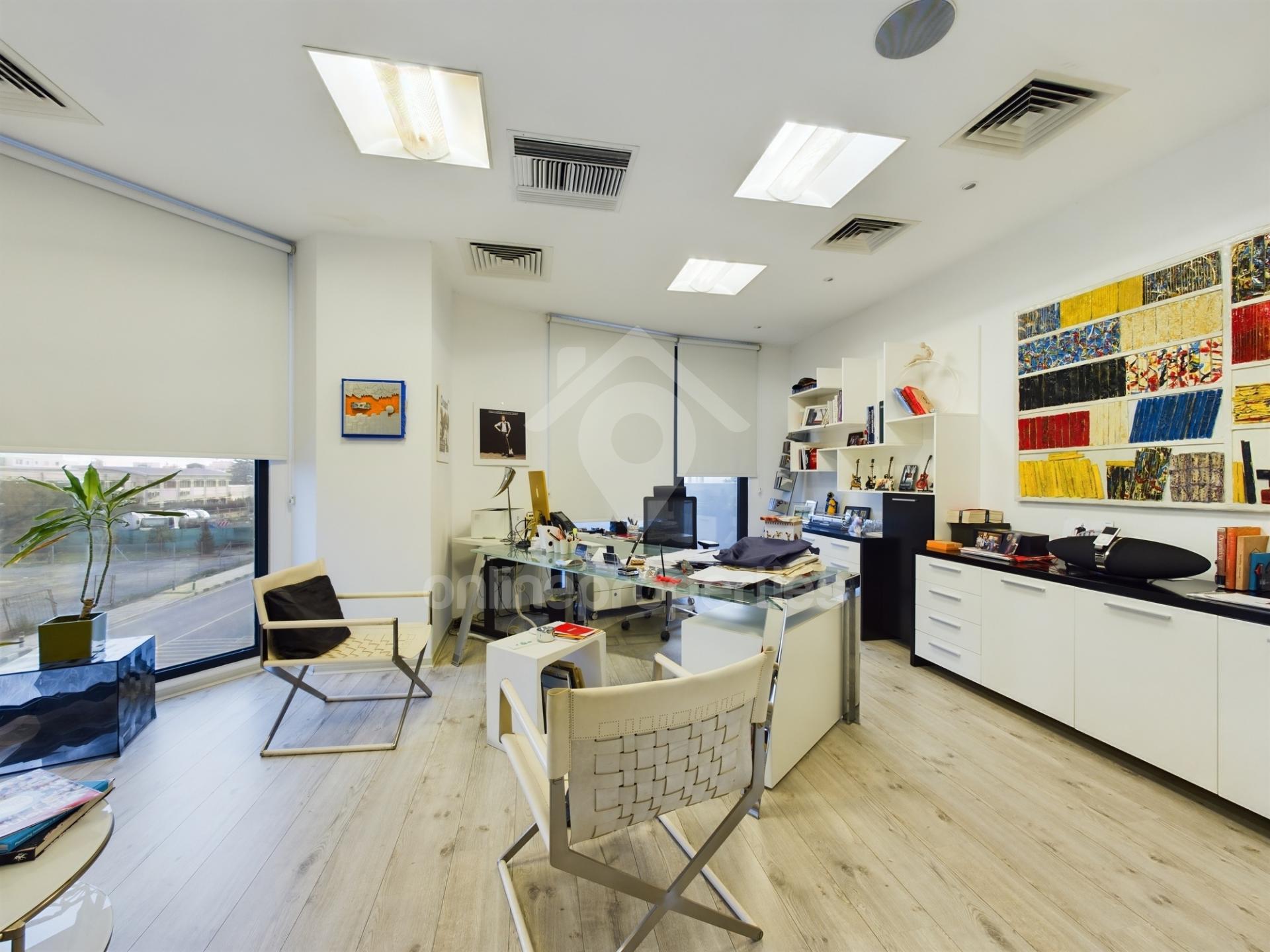 To change image, hover mouse over thumbnails below