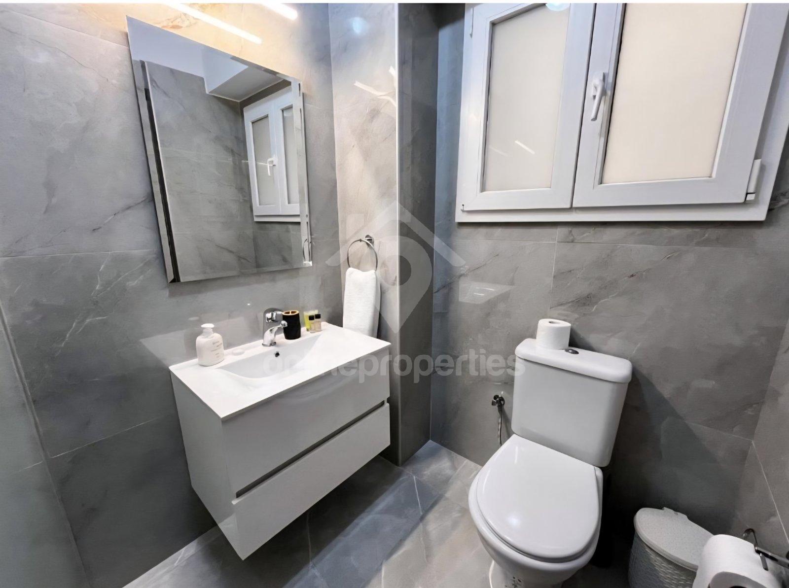 To change image, hover mouse over thumbnails below