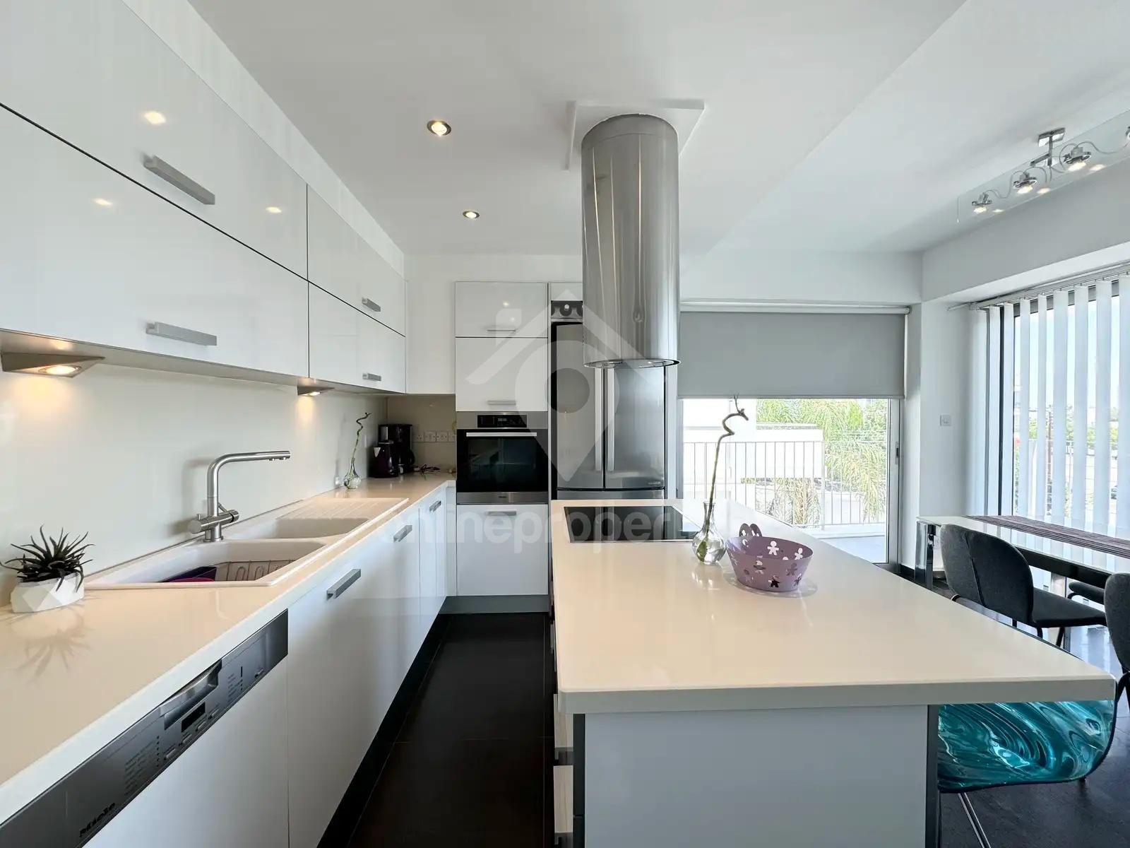 To change image, hover mouse over thumbnails below