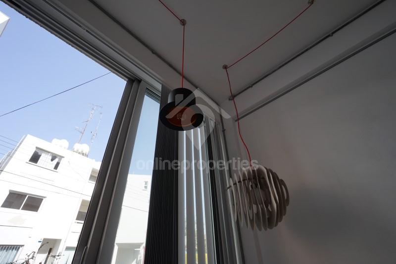 To change image, hover mouse over thumbnails below