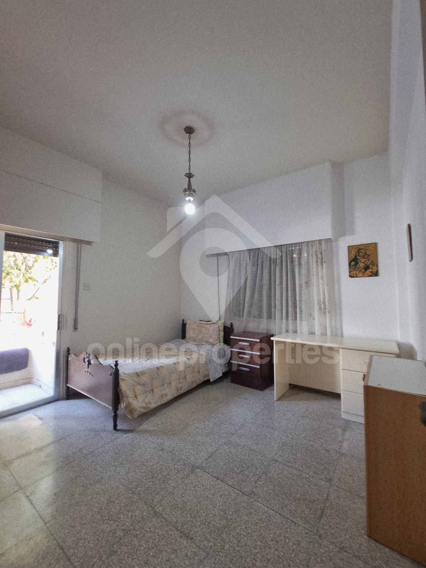 To change image, hover mouse over thumbnails below