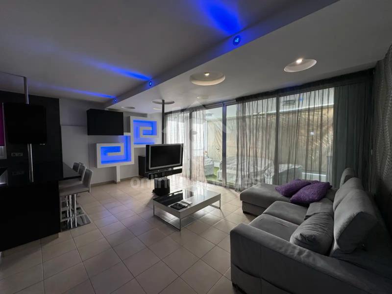 To change image, hover mouse over thumbnails below