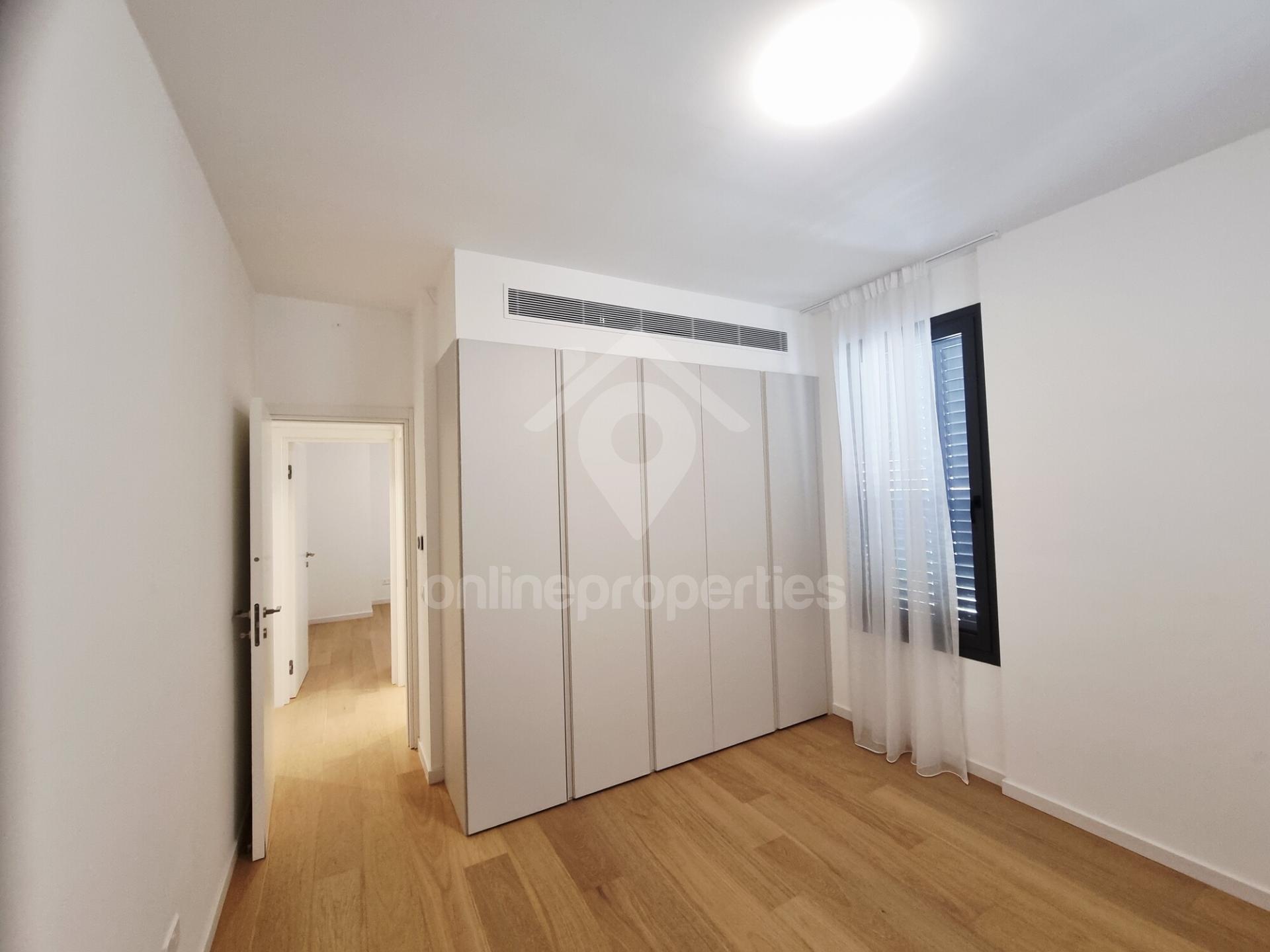 To change image, hover mouse over thumbnails below