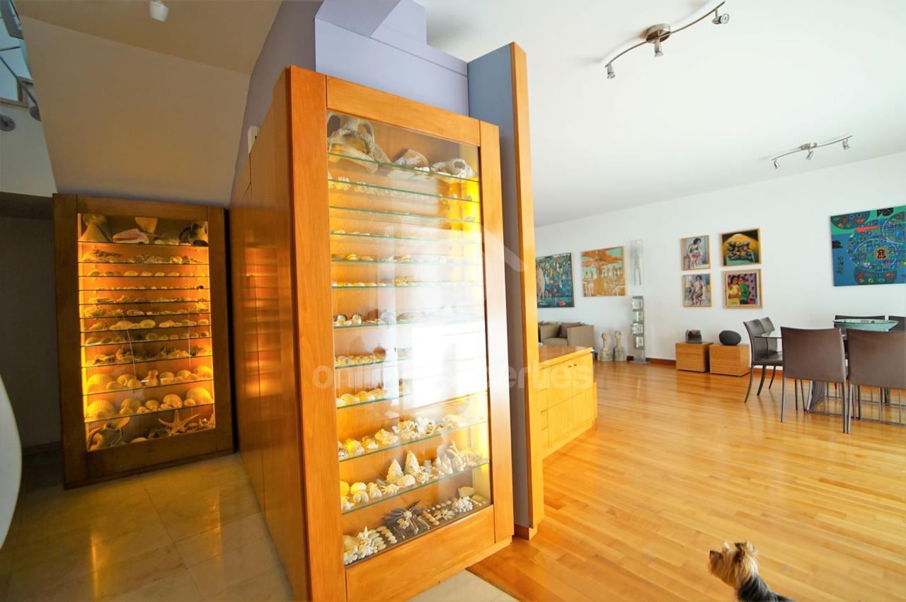 To change image, hover mouse over thumbnails below