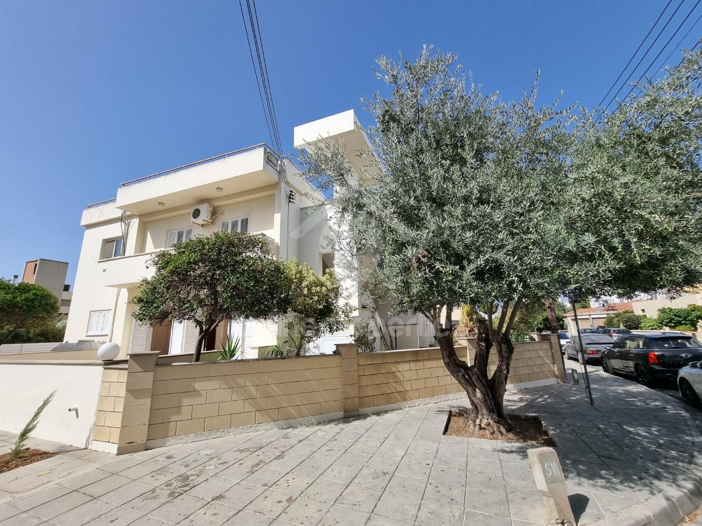 To change image, hover mouse over thumbnails below