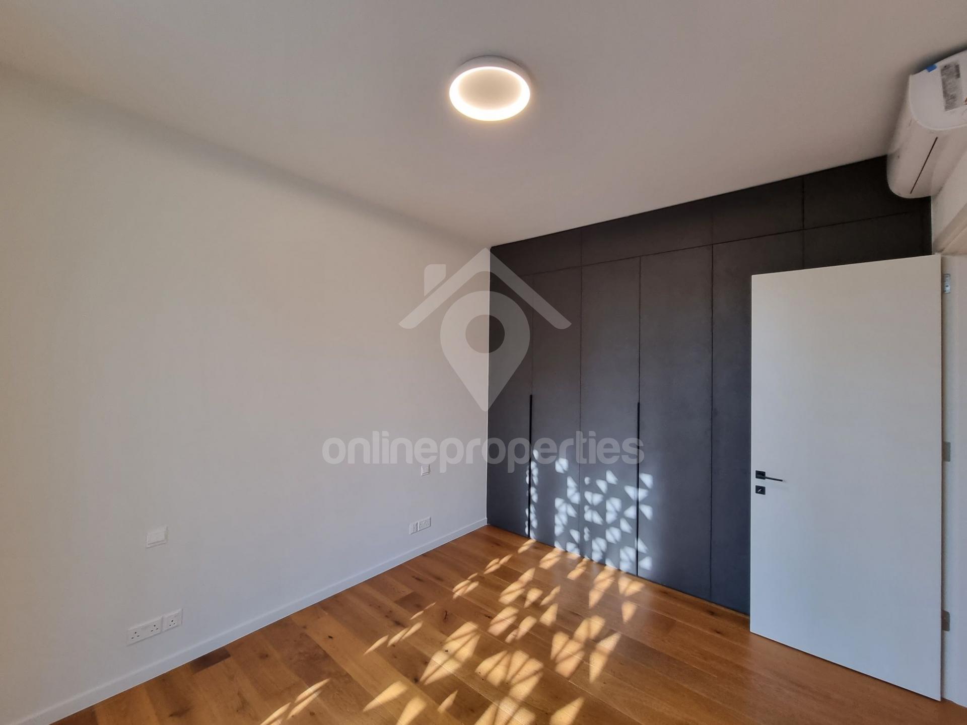 To change image, hover mouse over thumbnails below