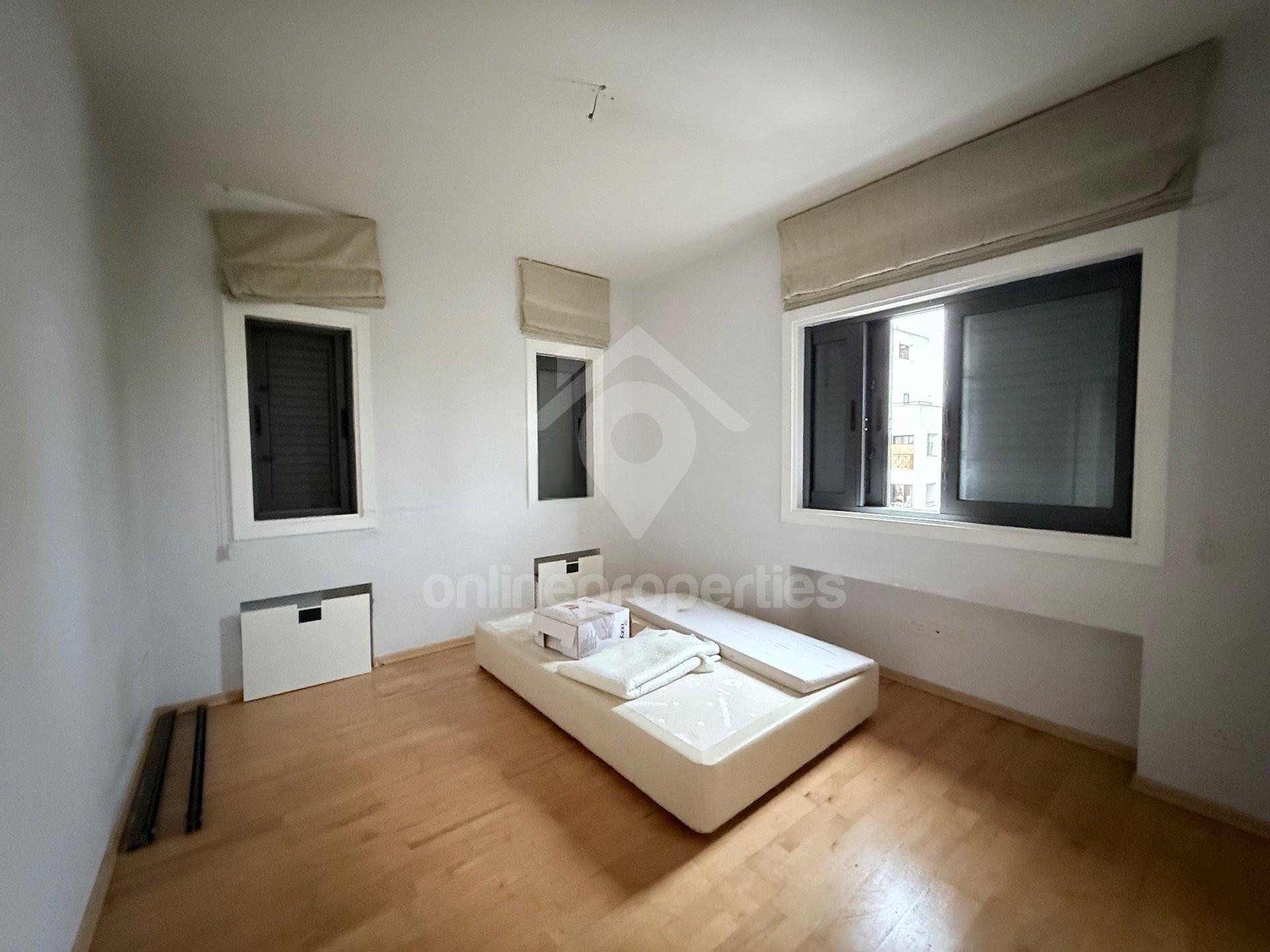 To change image, hover mouse over thumbnails below