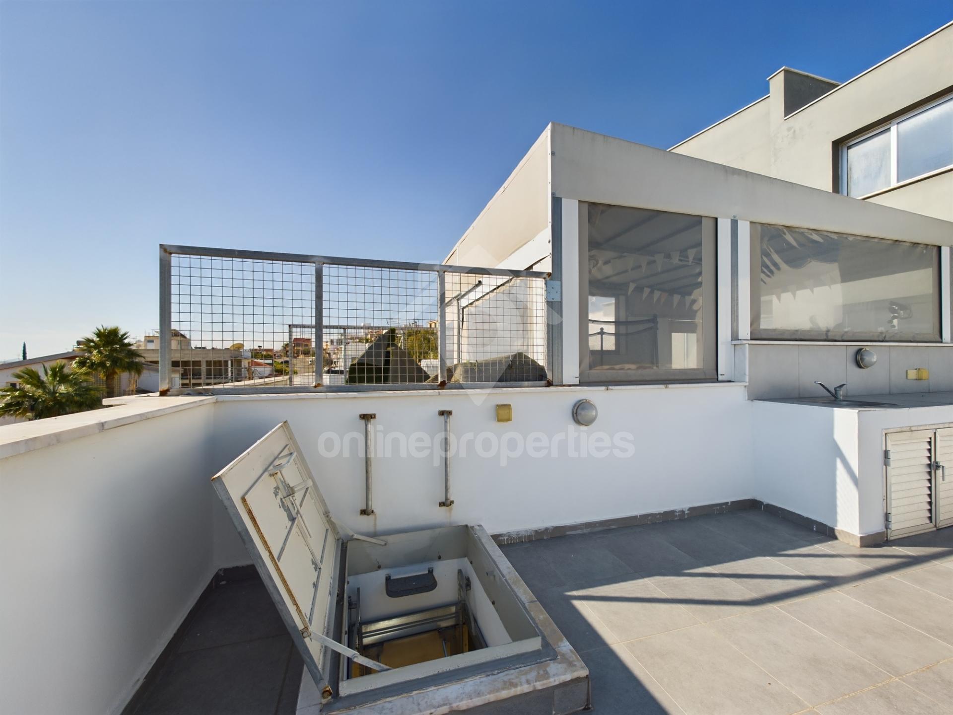 To change image, hover mouse over thumbnails below