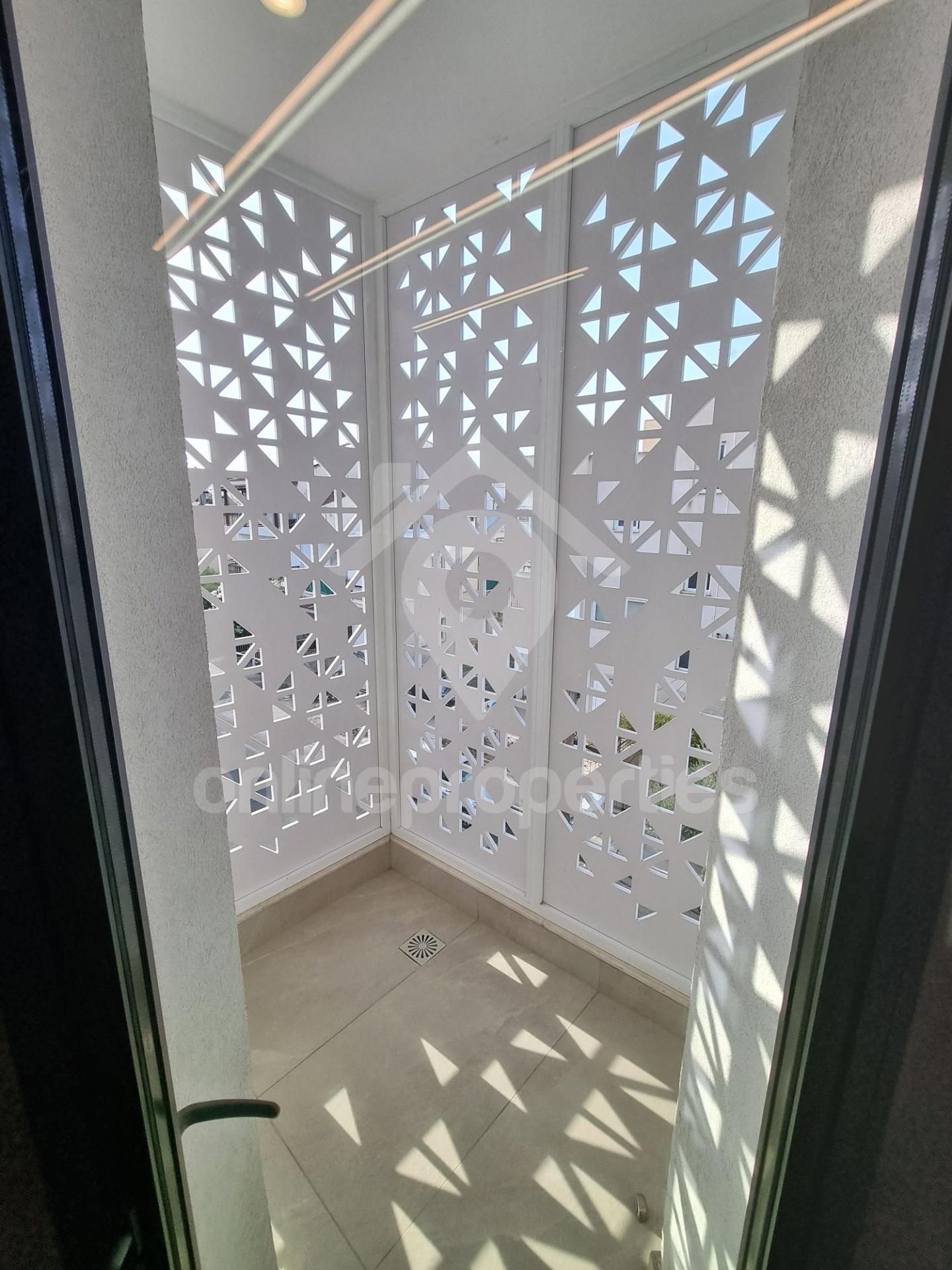 To change image, hover mouse over thumbnails below